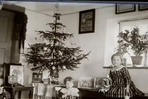 tolles altes Glasnegativ - Kinder mit Weihnachtsgeschenken , Weihnachtsbaum