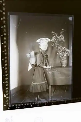 Tolles altes Glasnegativ - Mädchen mit Schulranzen - 1910-20 ??