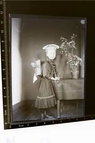 tolles altes Glasnegativ - Mädchen mit Schulranzen - 1910-20 ??