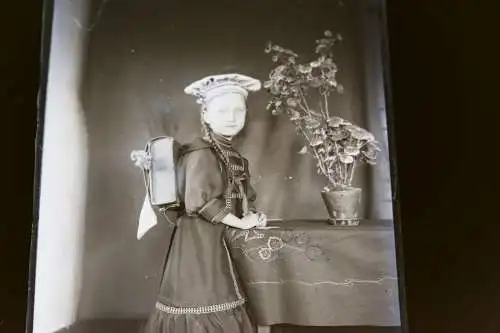 tolles altes Glasnegativ - Mädchen mit Schulranzen - 1910-20 ??