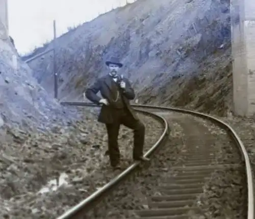 altes Glasnegativ - Mann auf  Bahnstrecke, darüber eine Brücke