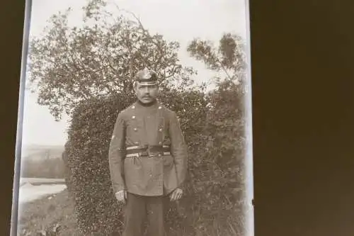 tolles altes Glasnegativ - Portrait eines Feuerwehrmannes - Pickelhaube 20er Jah