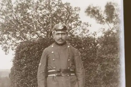 tolles altes Glasnegativ - Portrait eines Feuerwehrmannes - Pickelhaube 20er Jah