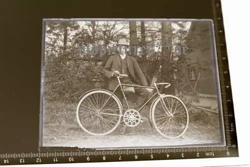 Tolles altes Glasnegativ - Mann mit seinem Fahrrad - 1910-20 ???