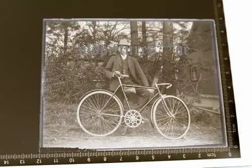 tolles altes Glasnegativ - Mann mit seinem Fahrrad - 1910-20 ???