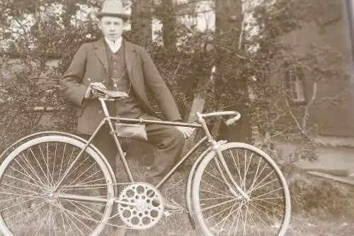 tolles altes Glasnegativ - Mann mit seinem Fahrrad - 1910-20 ???