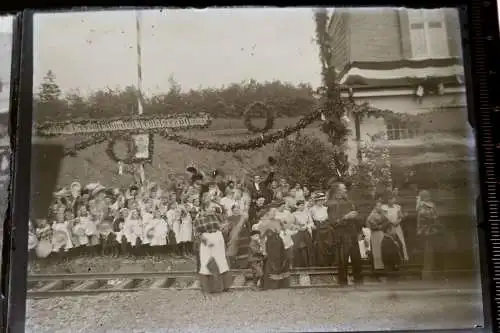 zwei tolle alte Glasnegative - geschmückter Bahnhof Schwenke - 1914-1918