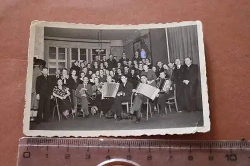 Tolles altes Gruppenfoto -Männer Frauen Musiker - Fahne mit ....szell ? 30-40er