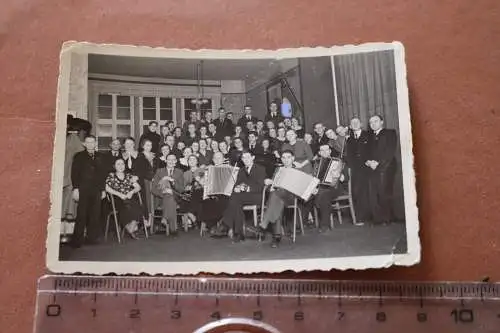 tolles altes Gruppenfoto -Männer Frauen Musiker - Fahne mit ....szell ? 30-40er