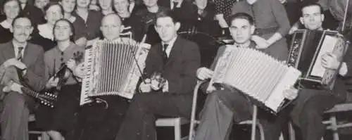 tolles altes Gruppenfoto -Männer Frauen Musiker - Fahne mit ....szell ? 30-40er 