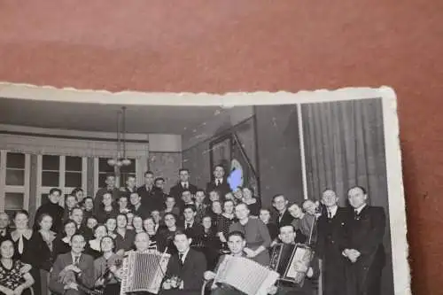 tolles altes Gruppenfoto -Männer Frauen Musiker - Fahne mit ....szell ? 30-40er 
