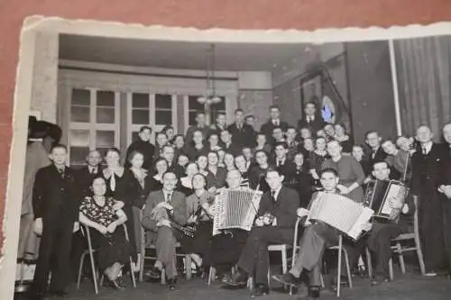 tolles altes Gruppenfoto -Männer Frauen Musiker - Fahne mit ....szell ? 30-40er 