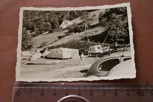 tolles altes Foto  Campingplatz - VW Bulli, Wohnwagen - 50-60er Jahre