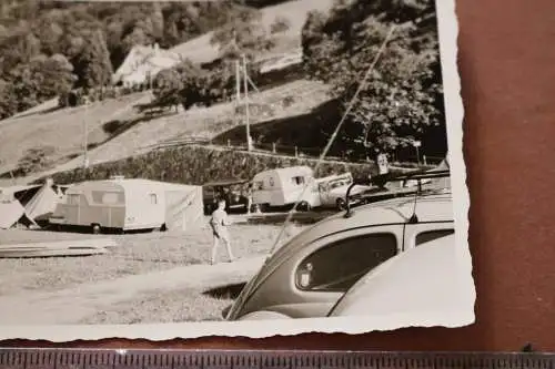 tolles altes Foto  Campingplatz - VW Bulli, Wohnwagen - 50-60er Jahre