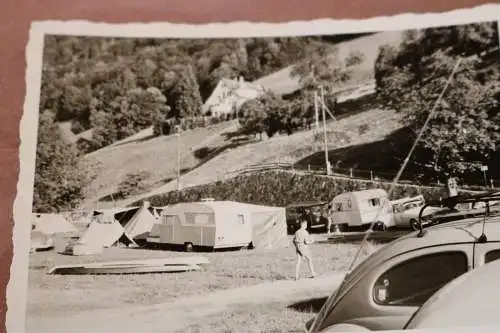 tolles altes Foto  Campingplatz - VW Bulli, Wohnwagen - 50-60er Jahre