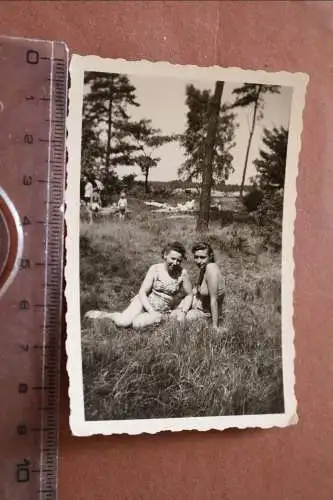 Tolles altes Foto - zwei hübsche Frauen auf der Wiese 30-50er Jahre ?