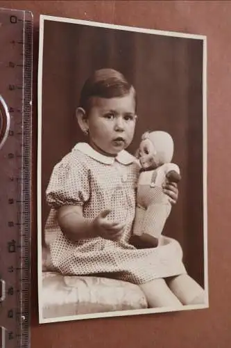 Tolles altes Foto - Mädchen mit Puppe in der Hand - 30-50er Jahre ?