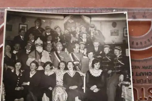 tolles altes Foto  Studenten, Burschen  Frauen am feiern - Ort ??