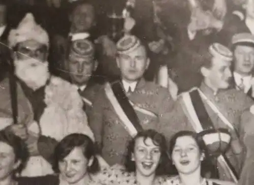tolles altes Foto  Studenten, Burschen  Frauen am feiern - Ort ??