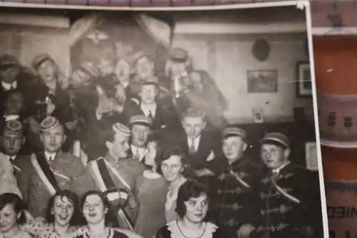 tolles altes Foto  Studenten, Burschen  Frauen am feiern - Ort ??