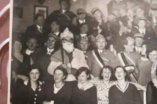 tolles altes Foto  Studenten, Burschen  Frauen am feiern - Ort ??