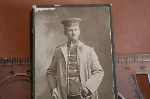 tolles altes CDV Foto - Portrait eines Soldaten Husar Wandsbeck mit Säbel