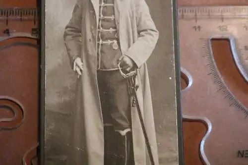 tolles altes CDV Foto - Portrait eines Soldaten Husar Wandsbeck mit Säbel