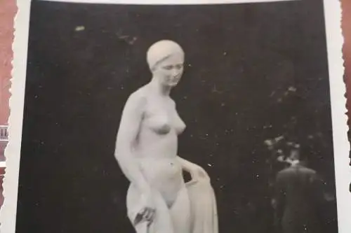 tolles altes Foto - Statue einer nackten Frau - Ort ??