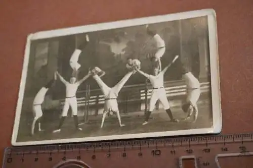 tolles altes Foto - Gruppe Sportler bei Turnübungen 1910-30 ??