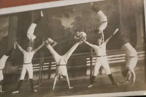 tolles altes Foto - Gruppe Sportler bei Turnübungen 1910-30 ??