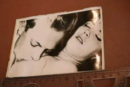 Tolles altes Foto - Mann küsst Frau auf den Busen   50-60er Jahre ?