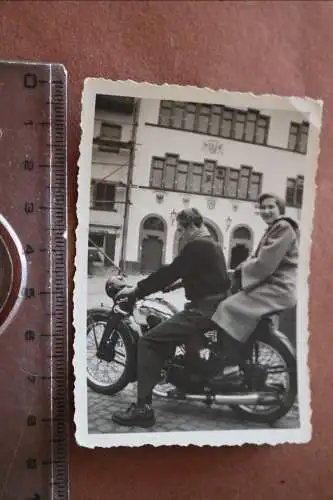 zwei tolle alte Fotos - Personen Oldtimer Motorrad - Marke ? 1951