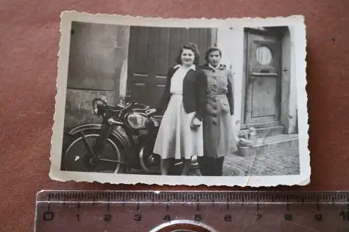 zwei tolle alte Fotos - Personen Oldtimer Motorrad - Marke ? 1951