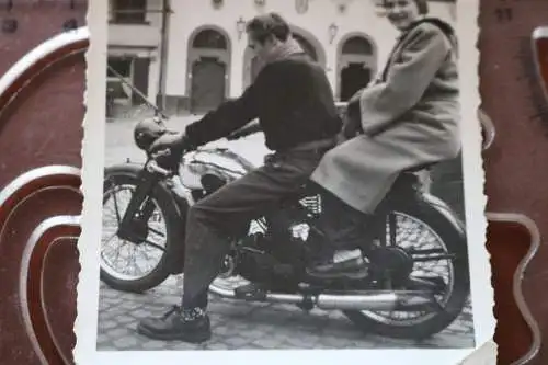 zwei tolle alte Fotos - Personen Oldtimer Motorrad - Marke ? 1951