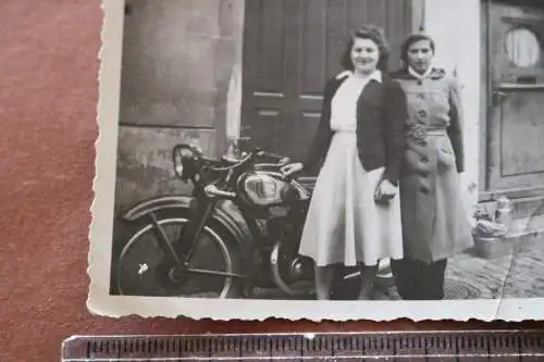 zwei tolle alte Fotos - Personen Oldtimer Motorrad - Marke ? 1951