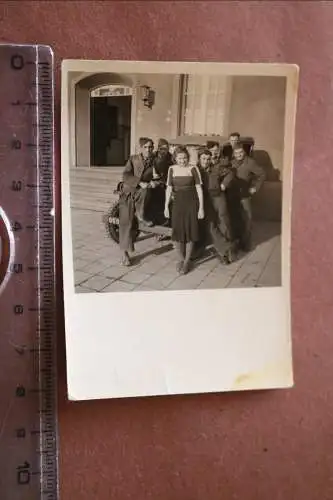 altes Foto Gruppe Soldaten mit Jeep und hübsche Frau - 1951