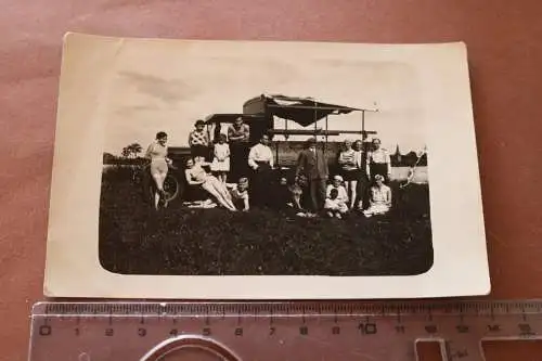 tolles altes Foto -Personen mit Badezeug und LKW am See .- Kirche HIntergrund