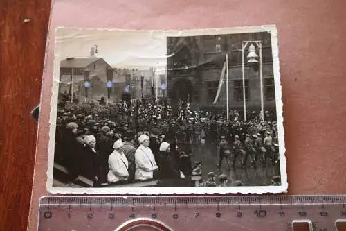 altes Foto - Saarbrücken - Soldaten marschieren - 1935 - Rathaus ?