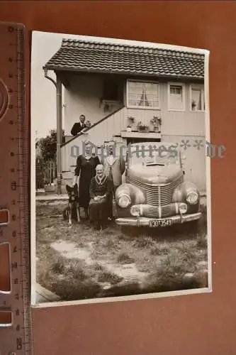 tolles altes Foto - Familie mit Oldtimer Opel Kapitän