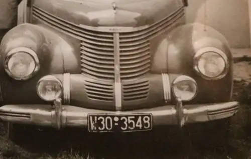 tolles altes Foto - Familie mit Oldtimer Opel Kapitän