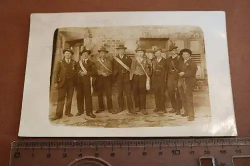 zwei tolle alte Fotos - Schützenverein ?  Schützenkönige ? - Männer Schärpen 