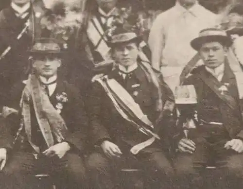 zwei tolle alte Fotos - Schützenverein ?  Schützenkönige ? - Männer Schärpen 