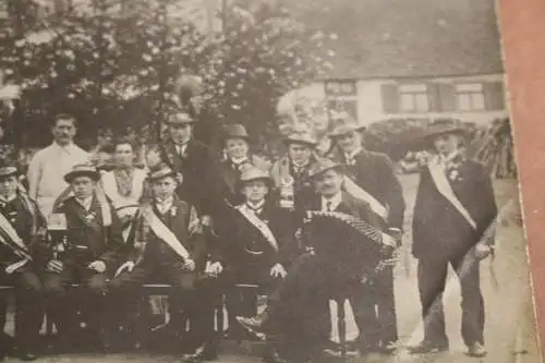 zwei tolle alte Fotos - Schützenverein ?  Schützenkönige ? - Männer Schärpen 
