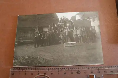 tolles altes Gruppenfoto - Männer und Jungs - vor einem LKW - davor ein Gestell?