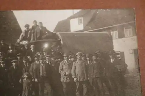 tolles altes Gruppenfoto - Männer und Jungs - vor einem LKW - davor ein Gestell?