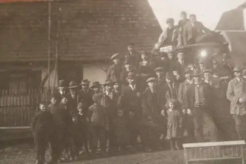 tolles altes Gruppenfoto - Männer und Jungs - vor einem LKW - davor ein Gestell?