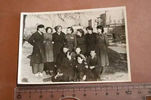 tolles altes Gruppenfoto - Frauen - Arbeiterinnen - Gefängnis ? Wachturm