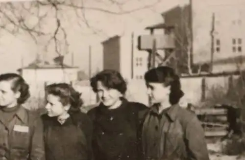 tolles altes Gruppenfoto - Frauen - Arbeiterinnen - Gefängnis ? Wachturm