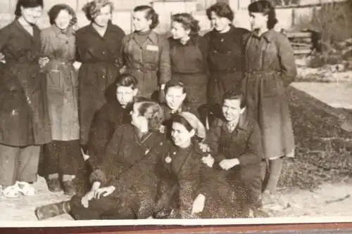 tolles altes Gruppenfoto - Frauen - Arbeiterinnen - Gefängnis ? Wachturm