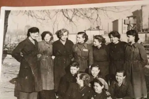 tolles altes Gruppenfoto - Frauen - Arbeiterinnen - Gefängnis ? Wachturm